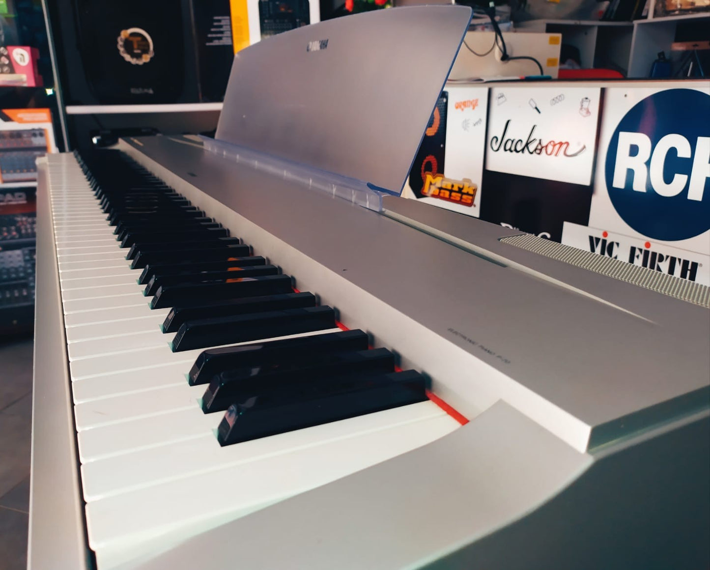 YAMAHA P-70 Silver con supporto - USATO